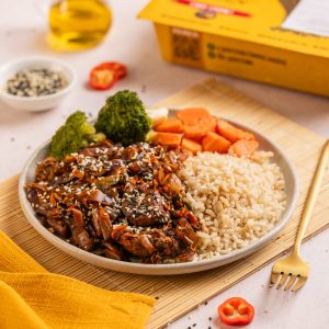 Frango à xadrez oriental, arroz integral, legumes