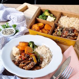 Frango à xadrez oriental, arroz integral, legumes