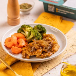 Frango acebolado e legumes