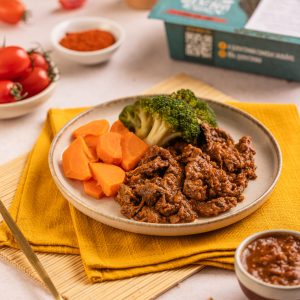 Iscas de carne ao molho ferrugem, legumes