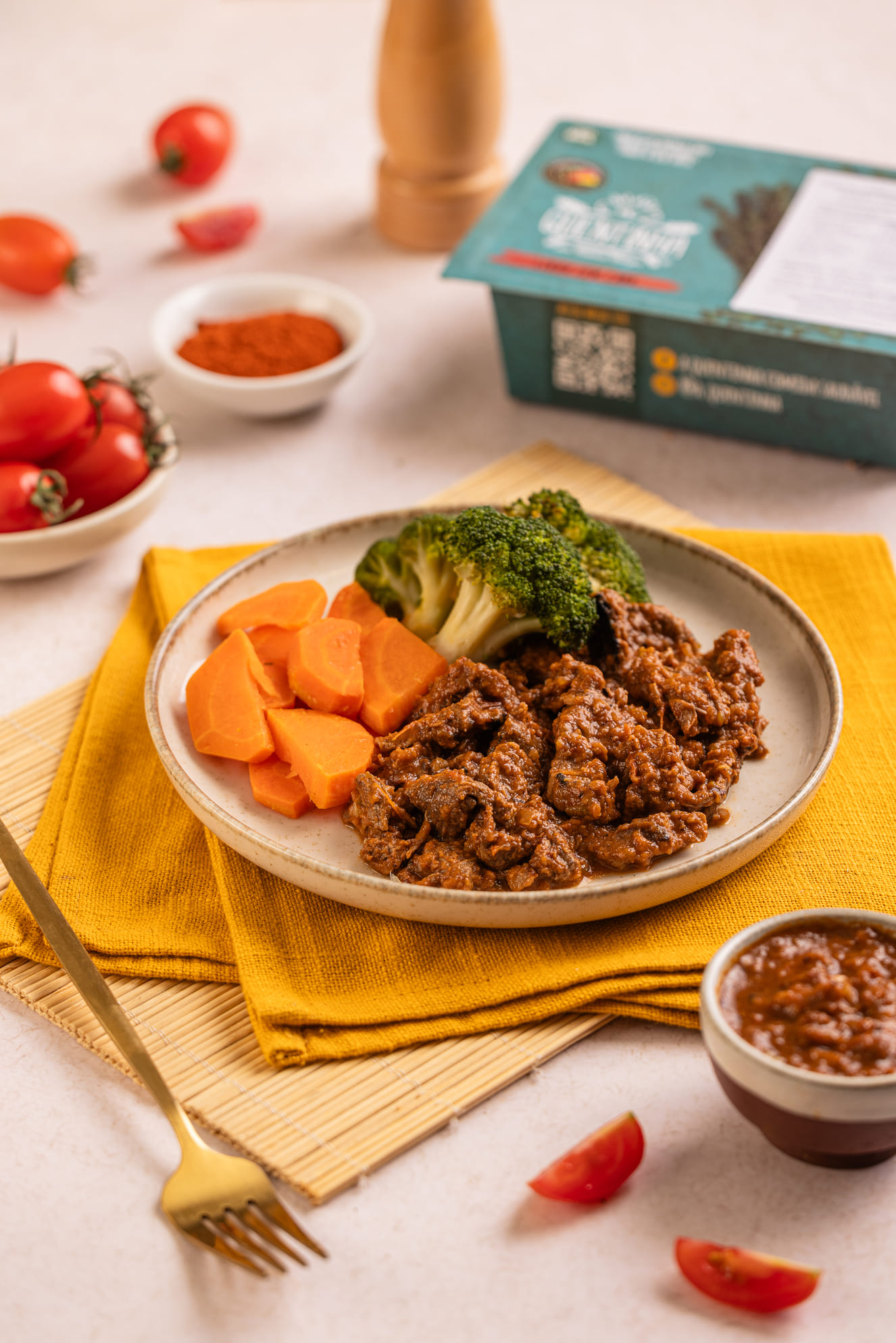 Iscas de carne ao molho ferrugem, legumes