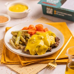 Iscas de carne ao molho mostarda, legumes