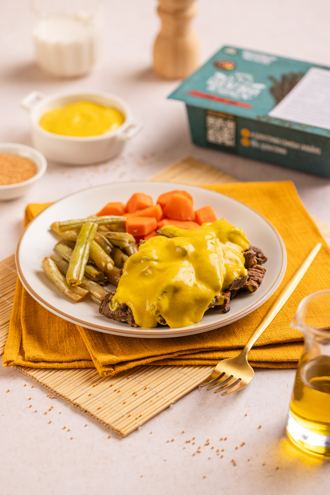 Iscas de carne ao molho mostarda, legumes