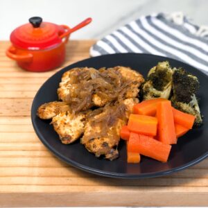Frango acebolado e legumes