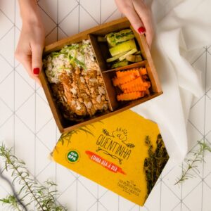 Arroz cremoso com alho poró, tilapia grelhada farofa de nuts, legumes