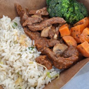 Arroz cremoso com alho poró, iscas de carne ao molho ferrugem, legumes