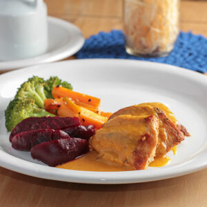 Frango ao molho de curry e leite de coco e legumes