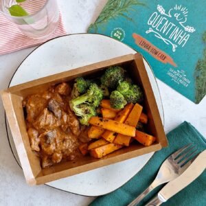 Iscas de carne ao molho ferrugem, legumes