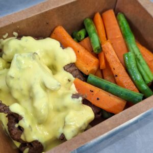 Iscas de carne ao molho mostarda, legumes