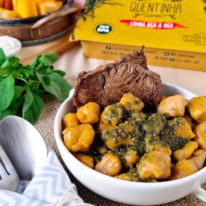 Nhoque de moranga ao molho pesto, filé mignon grelhado, legumes