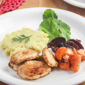 Purê de batata doce, frango grelhado, legumes