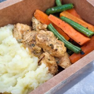 Purê de batata, frango em cubos marinado na mostarda, legumes