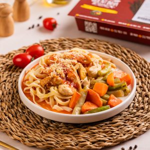 Talharim e iscas de frango ao molho pomodoro, queijo ralado, vagem e cenoura salteadas