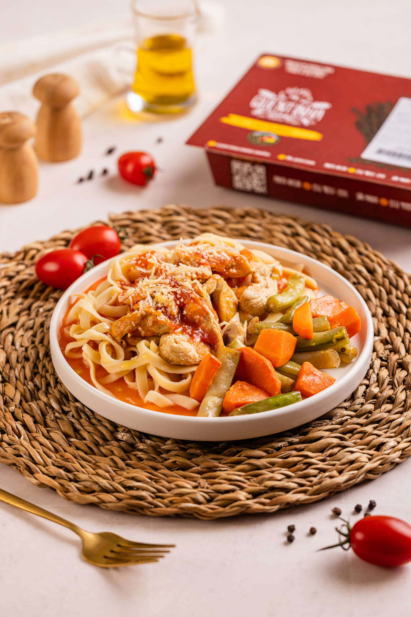 Talharim e iscas de frango ao molho pomodoro, queijo ralado, vagem e cenoura salteadas