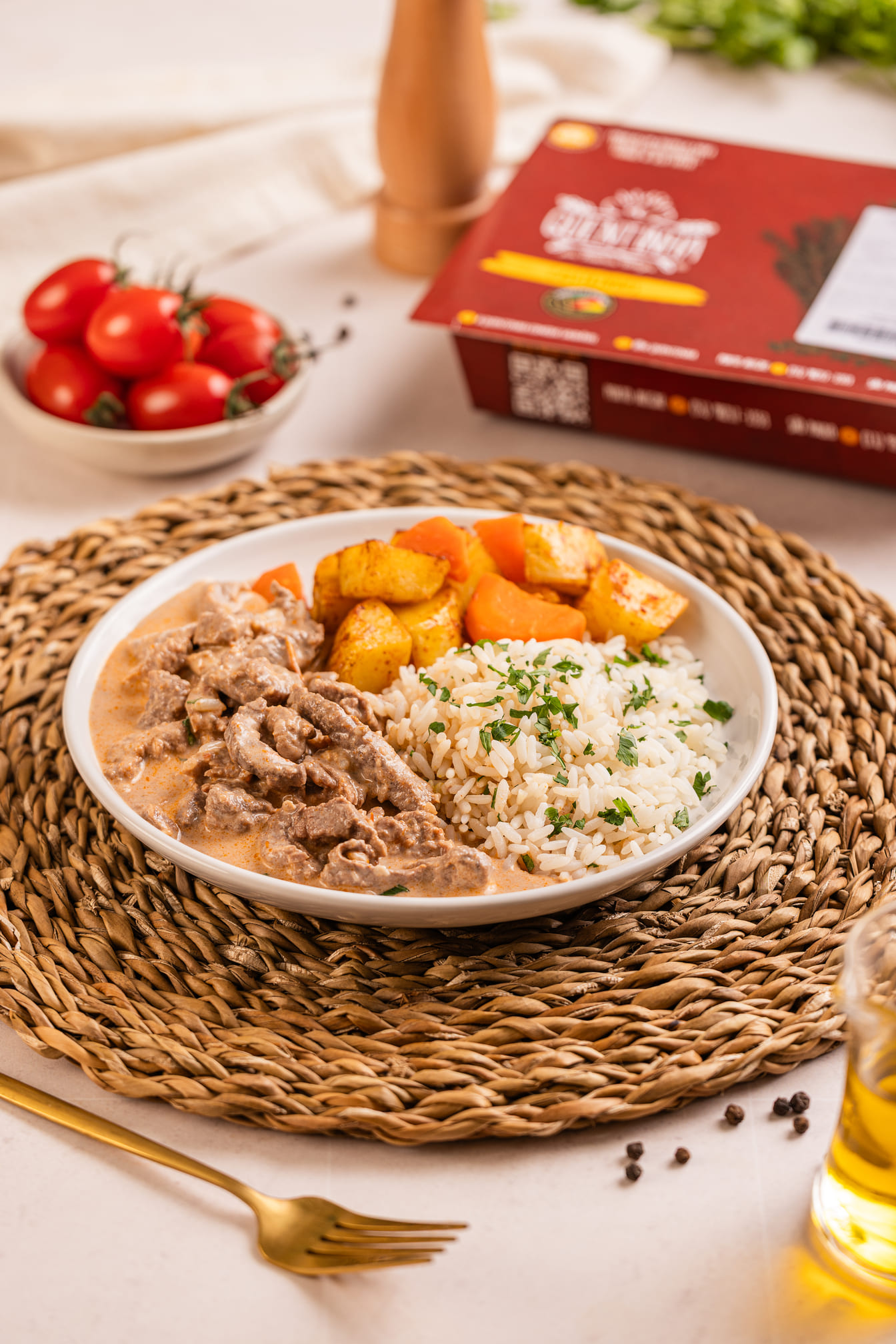 Strogonoff de carne, arroz branco, batata e cenoura rústica