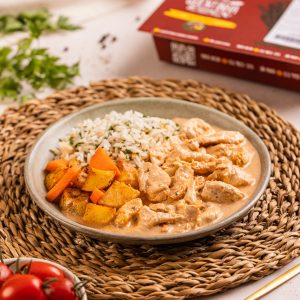 Strogonoff de frango, arroz branco, batata e cenoura rústica