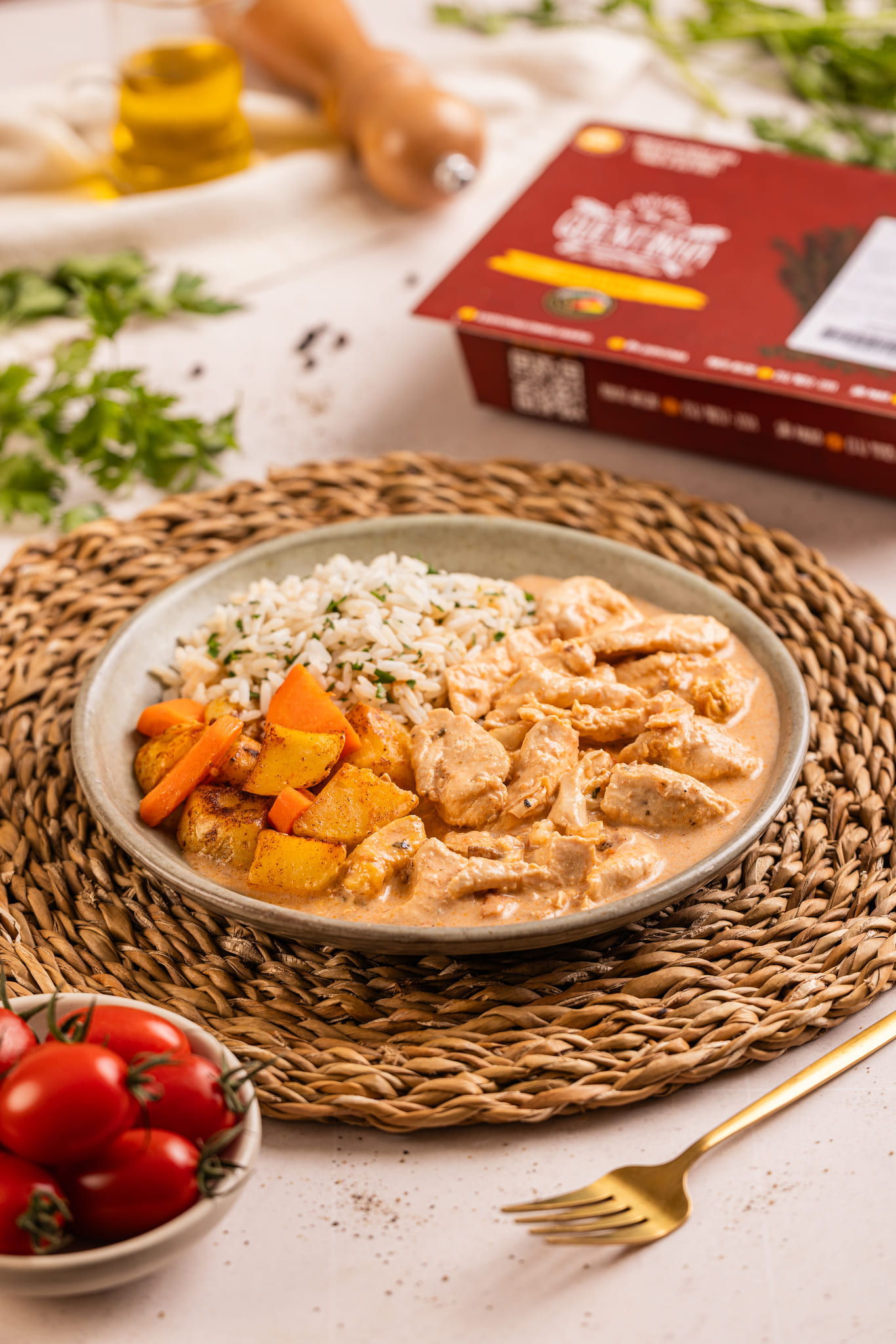 Strogonoff de frango, arroz branco, batata e cenoura rústica
