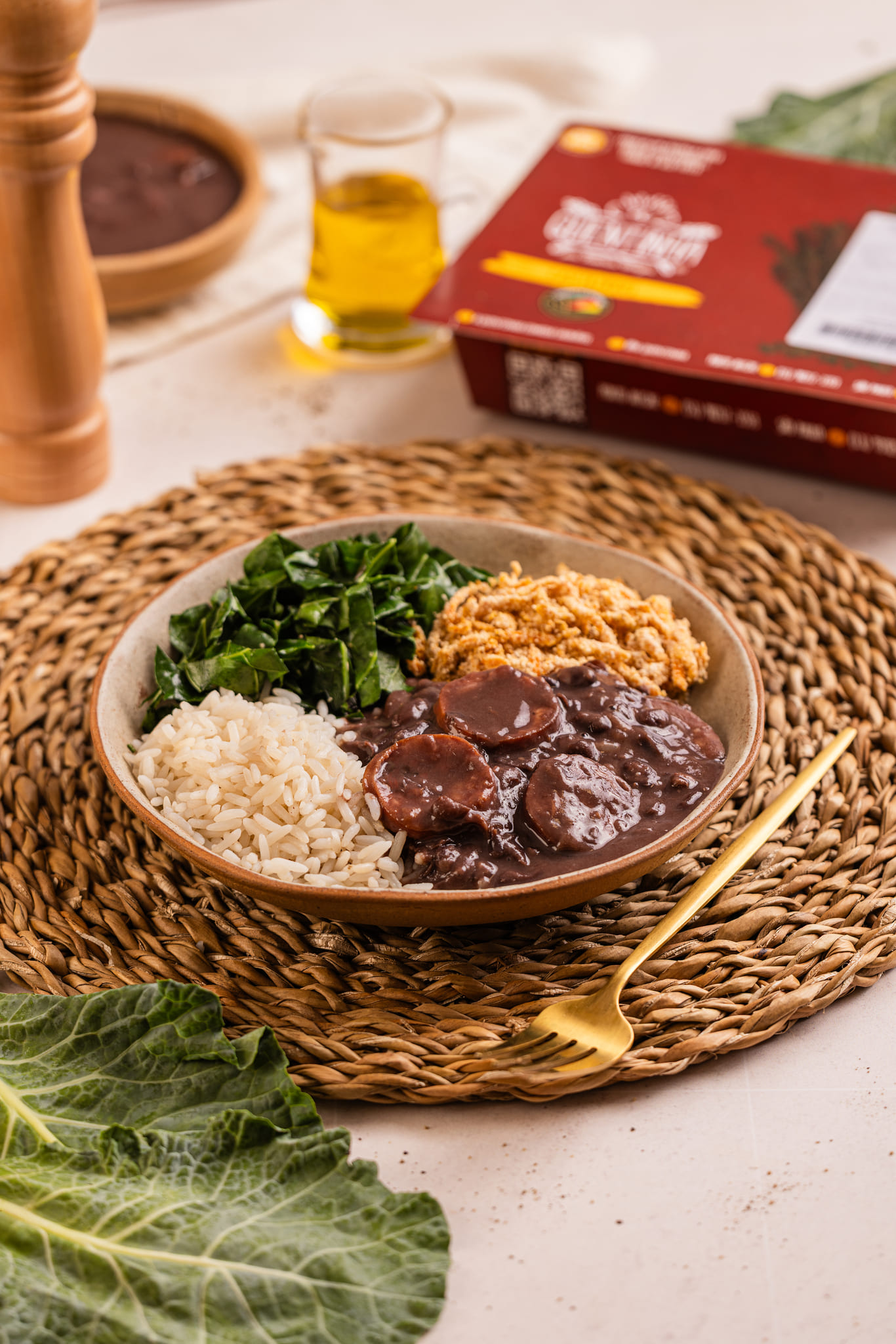 Feijoadinha, arroz branco, couve refogada, farofa