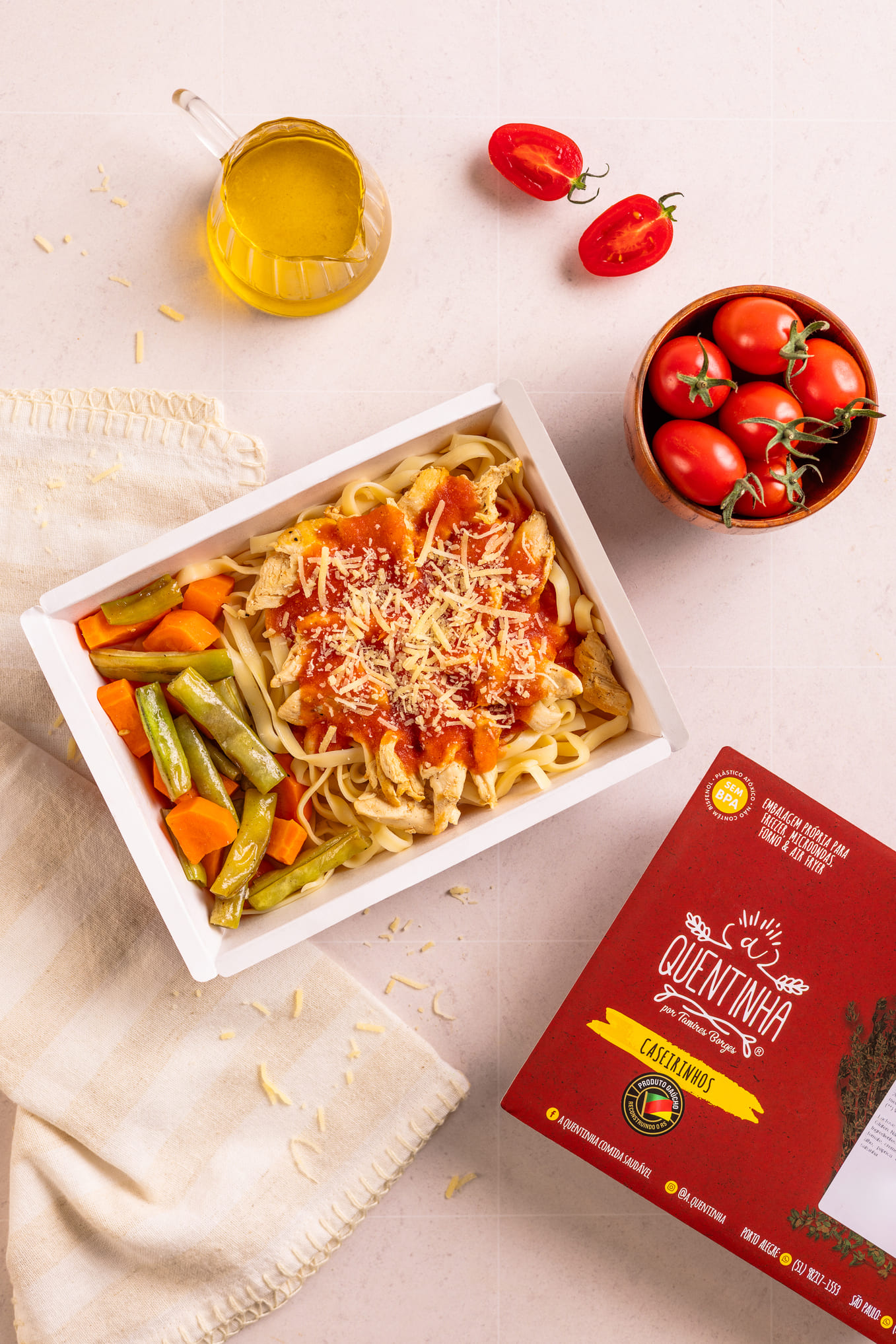 Talharim e iscas de frango ao molho pomodoro, queijo ralado, vagem e cenoura salteadas - Imagem 2