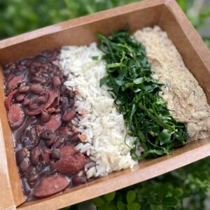 Feijoadinha, arroz branco, couve refogada, farofa