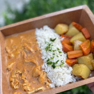 Strogonoff de frango, arroz branco, batata e cenoura rústica