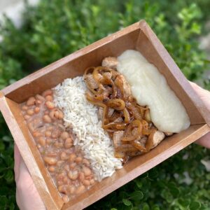 Filé suino acebolado, arroz branco, feijão carioca, Purê de aipim