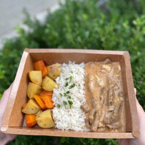 Strogonoff de carne, arroz branco, batata e cenoura rústica