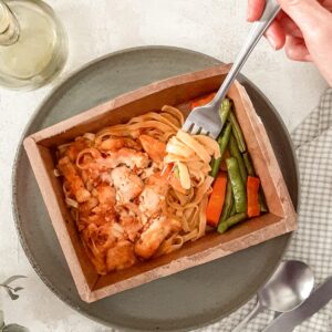 Talharim e iscas de frango ao molho pomodoro, queijo ralado, vagem e cenoura salteadas