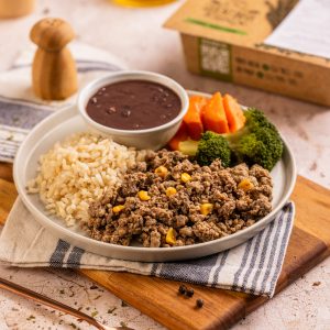 Arroz integral, feijão, carne moída com milho, legumes 300g