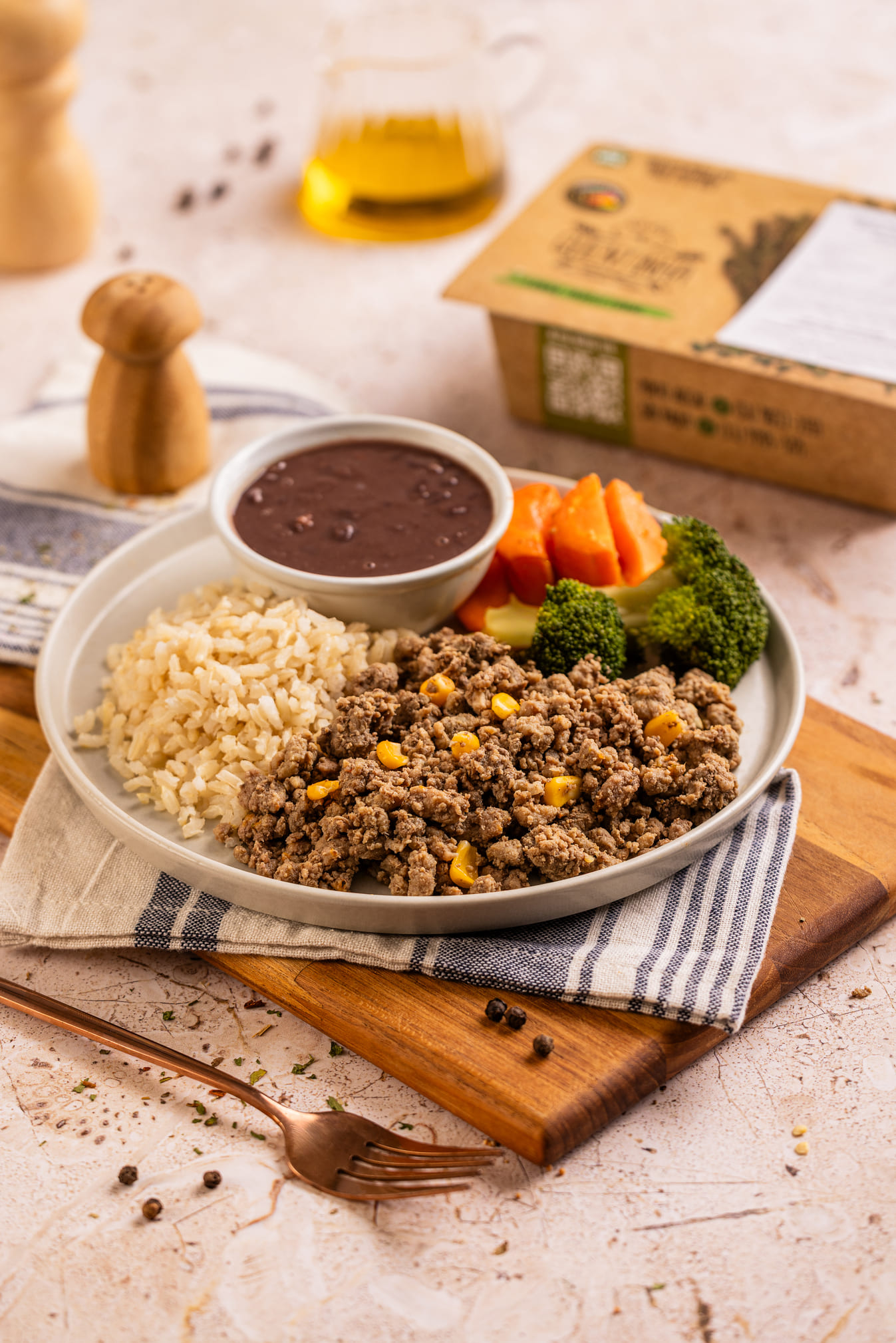 Arroz integral, feijão, carne moída com milho, legumes 300g
