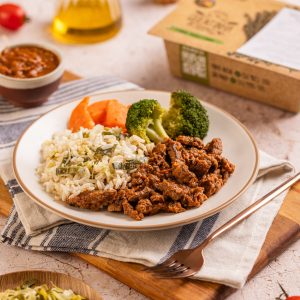 Arroz cremoso com alho poró, iscas de carne ao molho ferrugem e cogumelos, legumes 300g