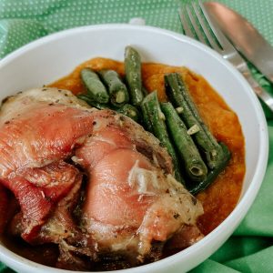Sobrecoxa Desossada com Molho de Laranja, Purê de Moranga e Vagem Salteada